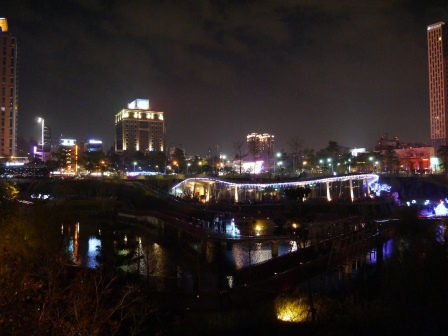 1391522499-2345574180 西屯-春水堂 順便欣賞秋紅谷人工美景