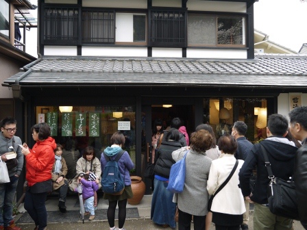 1397747473-1248990701 Kyoto-哲學之道 夢幻櫻花步道 櫻花就是要這樣賞啊!!