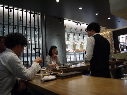 1398563523-3179678237 Nihonbashi-八海山 千年こうじや 這是新式的居酒屋嗎?輕鬆舒服地喝一杯吧!