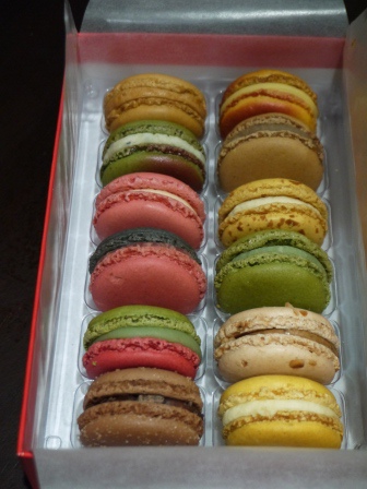 1401082849-2188481992 HK-Pierre Hermé Paris鑲金的馬卡龍 但還真好吃啊!