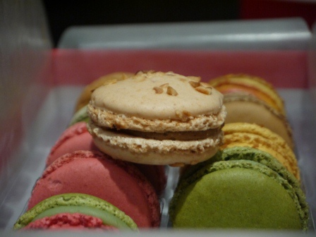 1401082850-2832110216 HK-Pierre Hermé Paris鑲金的馬卡龍 但還真好吃啊!