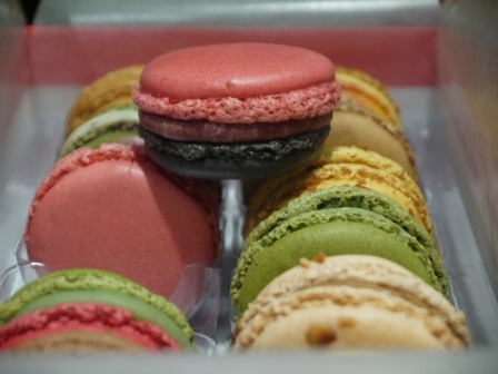 1401082850-3565493823 HK-Pierre Hermé Paris鑲金的馬卡龍 但還真好吃啊!