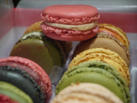 1401082852-1927174063 HK-Pierre Hermé Paris鑲金的馬卡龍 但還真好吃啊!