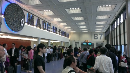 1401696062-3166763242 2014國泰台北香港 是怎樣 等的時間比飛行時間還長...endless delay