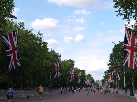 1402934385-711887073 London-美麗的Green Park放空 走著走著白金漢宮就到了啊