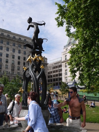1402934517-3745717303 London-美麗的Green Park放空 走著走著白金漢宮就到了啊