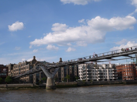 1403324565-71723831 London-Thames River Bust泰晤士河巴士 換個角度看倫敦