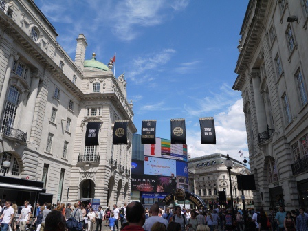 1403793730-240521314 London-皮卡迪里圓環&高級購物區攝政街與意外的超跑PA
