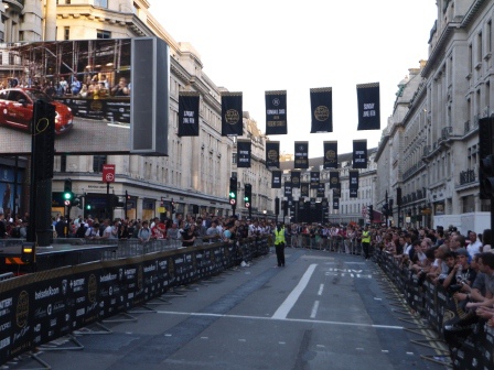 1403793749-94465682 London-皮卡迪里圓環&高級購物區攝政街與意外的超跑PA
