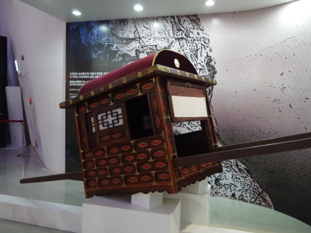 1405524045-2891396305 Seoul-星星展 我不迷星星 但便宜吹冷氣看展覽還有炸雞啤酒可以吃 划算喔
