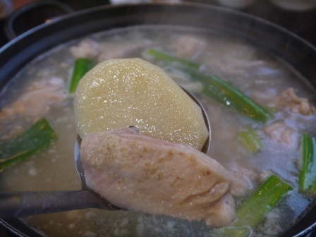 1406644825-2298083685 Seoul- 내림손 삼계탕一隻雞 份量好大但好好吃阿!