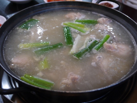 1406644825-2739069665 Seoul- 내림손 삼계탕一隻雞 份量好大但好好吃阿!