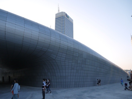1408461945-1195277380 Seoul-東大門設計廣場 札哈哈蒂設計 來自星星的新地標