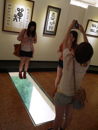 1408766994-3078789447 嘉義-射日塔 玻璃地板試膽量