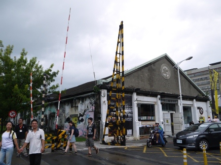 1409323983-717764198 鹽埕-駁二藝術特區 磅礡大雨之下次要再來就是