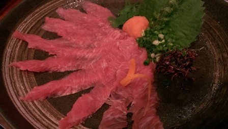 1411479917-2265251561 Tsukiji-築地串じげ備長炭火燒 噱頭十足的鮪中落ち 超大鮪魚一條直接上桌