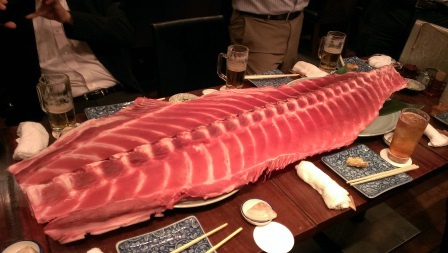 1411479919-2731562809 Tsukiji-築地串じげ備長炭火燒 噱頭十足的鮪中落ち 超大鮪魚一條直接上桌