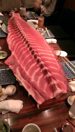 1411479921-2249667874 Tsukiji-築地串じげ備長炭火燒 噱頭十足的鮪中落ち 超大鮪魚一條直接上桌