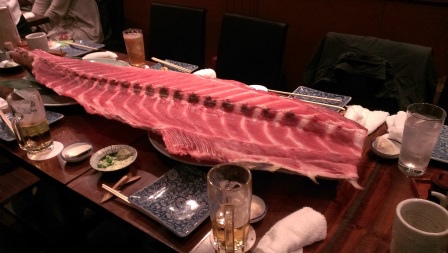 1411479923-2378112091 Tsukiji-築地串じげ備長炭火燒 噱頭十足的鮪中落ち 超大鮪魚一條直接上桌