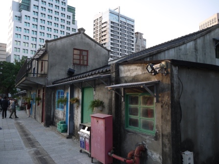1413694550-3677668720 信義-四四南村 豪宅環繞的古早眷村