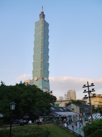1413695104-2727713968 信義-四四南村 豪宅環繞的古早眷村