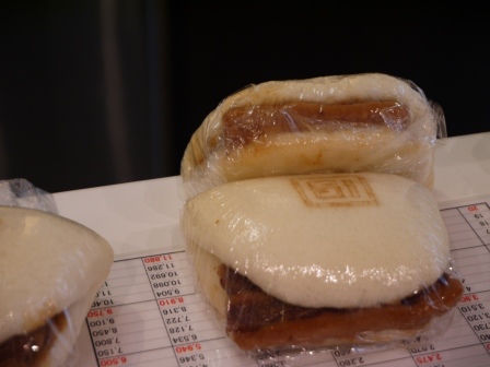 1413708486-1039719910 Nagasaki-岩崎本舖角煮 原來是刈包啊!!!真好吃
