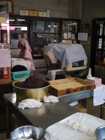 1413711664-3709204561 Dazaifu-松屋 梅枝餅 太宰府必吃甜點