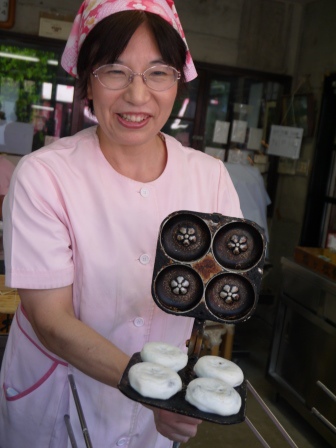 1413711685-2716992648 Dazaifu-松屋 梅枝餅 太宰府必吃甜點
