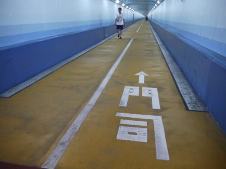 1417190298-3793630858 Mojiko-輕鬆走過關門海峽 地下人行步道