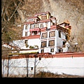 普魯岩寺，依山而建的寺院