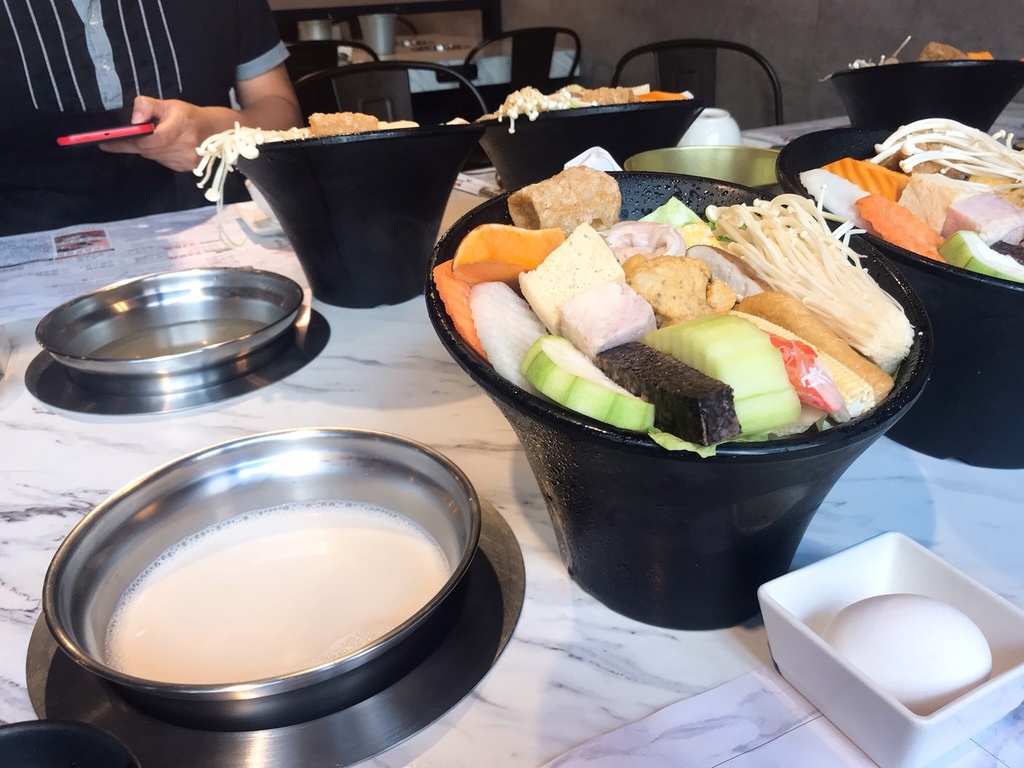 [食記] 新莊必點超夯牛奶鍋 加分100%浜