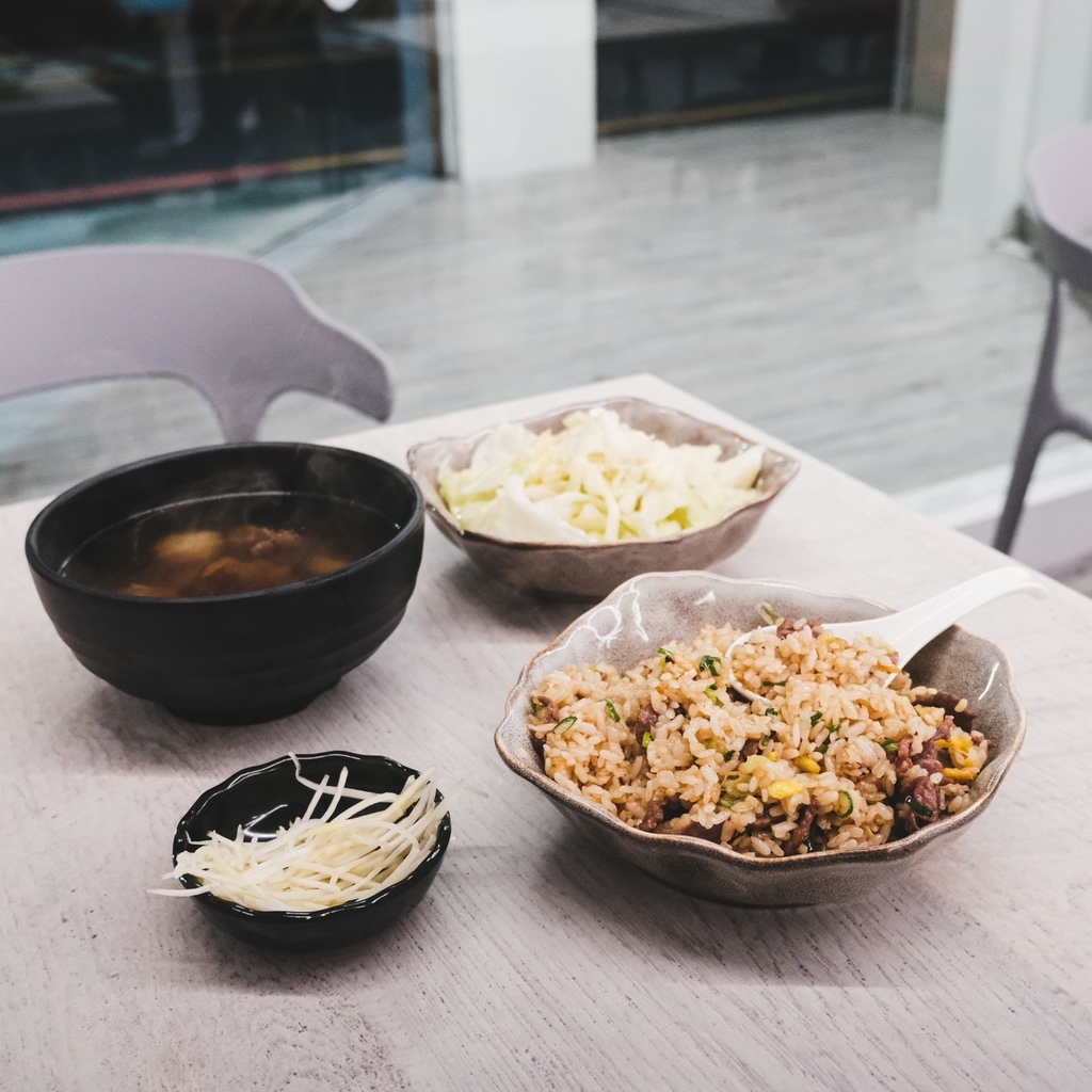 [食記] 台南北區明亮新穎牛氓牛肉湯 開元店 