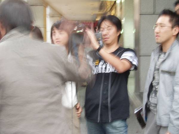 拍攝中的記者（有點手震）