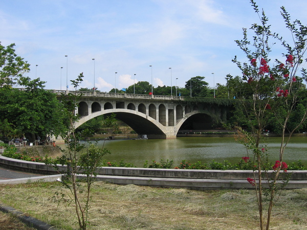 寧靜湖拱橋