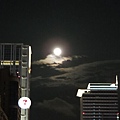 今晚月亮特別圓~ 那個問號是服務台標示的汽球!!