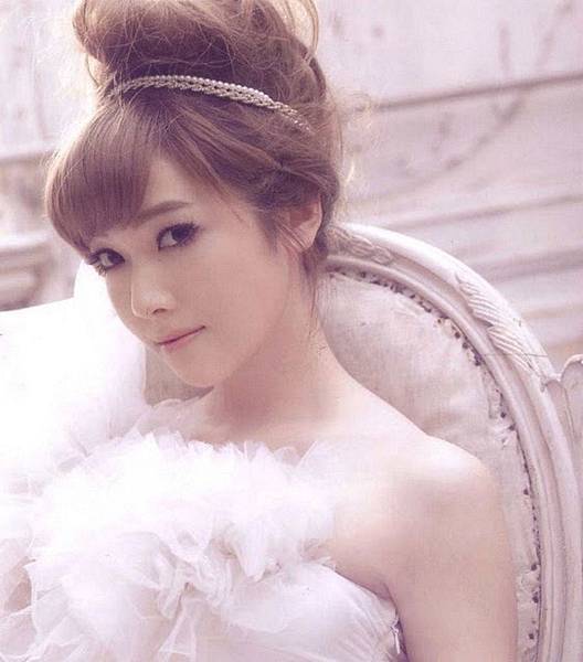 Jessica-1st-Japanese-Album-Scans-girls-generation-snsd-22494795-562-640