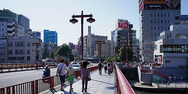 過這座橋逛了很多地方，比在淺草寺區還要有fu