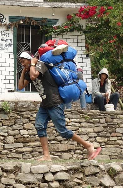 DSC00224穿拖鞋的挑夫.jpg DSC00224穿拖鞋的挑夫.jpg