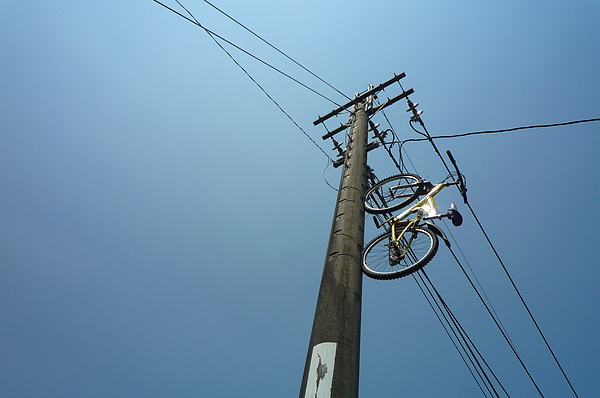 單車上電線杆