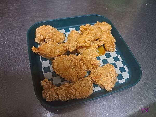 【超秦肉品】酥脆的外皮，鮮嫩多汁的鹹酥雞，一口一個，越吃越涮