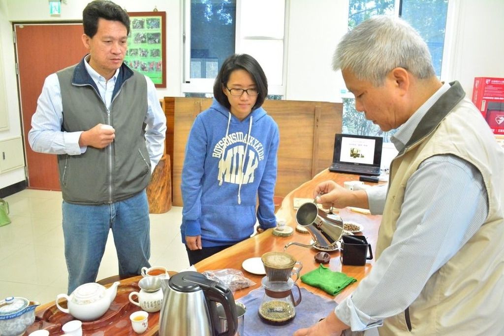 新化老街咖啡店老闆施進發（右）採用手沖方式，新化林場咖啡香氣四溢。記者吳淑玲／攝影.jpg