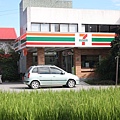 花蓮旅記 稻田中的7-11.JPG