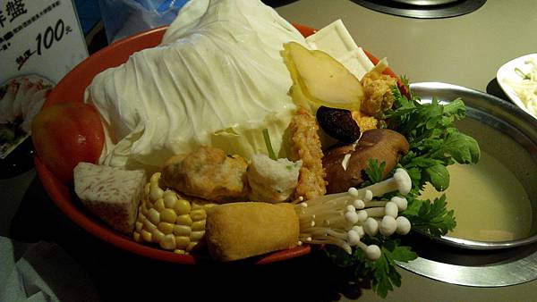 安和路 家一鍋 菜盤