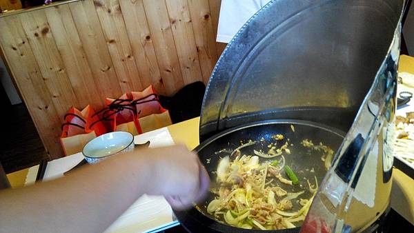 桐精緻石頭火鍋  工作人員炒火鍋