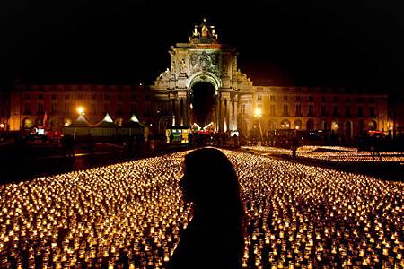 蠟燭日(或稱「光明日」，西班牙語：Día de las Velitas)