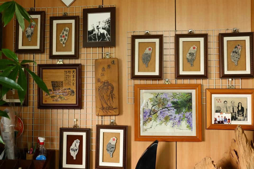 集集景點一日遊-秋水緣影雕工作室-室內藝品展示