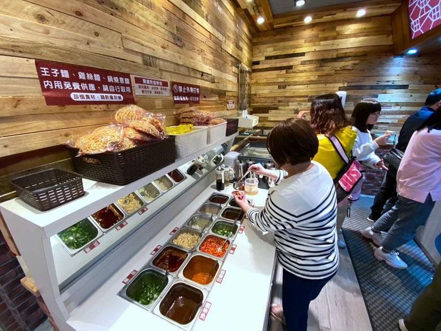 草屯火鍋餐廳【六扇門時尚湯鍋】-自助吧 草屯火鍋餐廳【六扇門時尚湯鍋】-自助吧