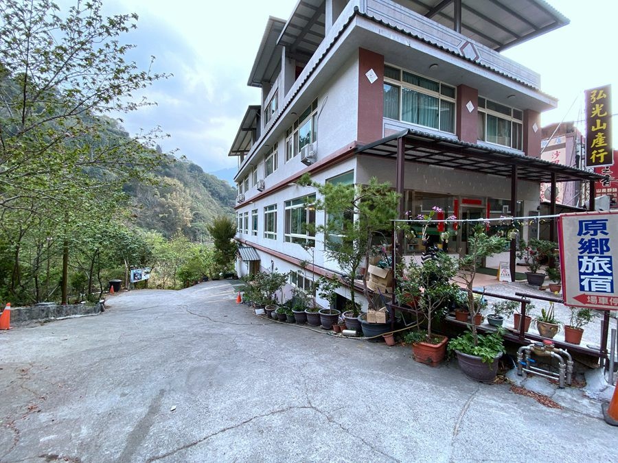 東埔溫泉包棟民宿-原鄉旅宿-側面坡道往下到大眾泡湯池 南投15人包棟-東埔溫泉-原鄉旅宿-側面坡道往下到大眾泡湯池