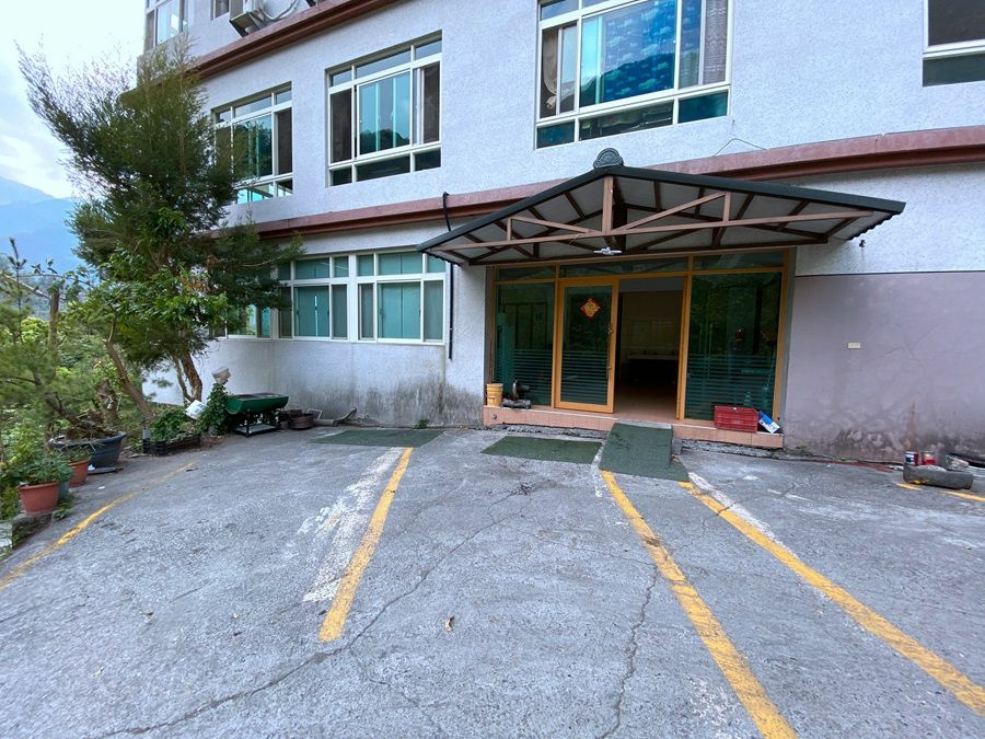 東埔溫泉包棟民宿-原鄉旅宿-側面門口停車位 東埔溫泉包棟民宿-原鄉旅宿-側面門口停車位