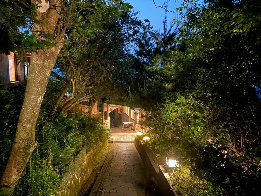 新竹住宿-梅門大義山莊-庭院夜色